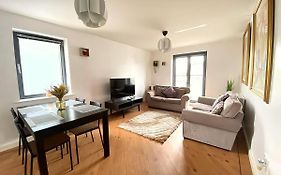 Lovely 2-Bedrooms Apartment Step To The Beach